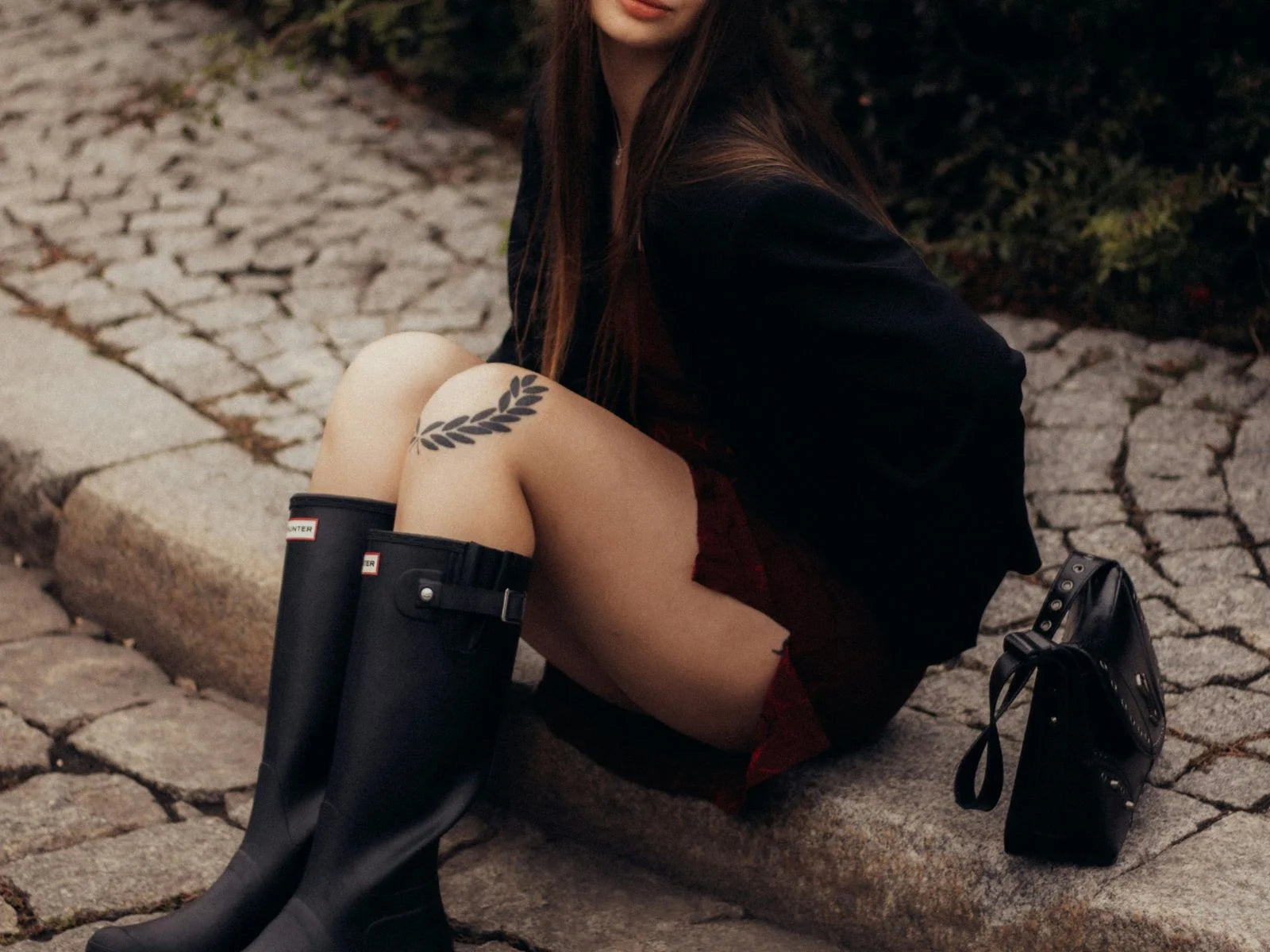 anwra-black-tote-lifestyle